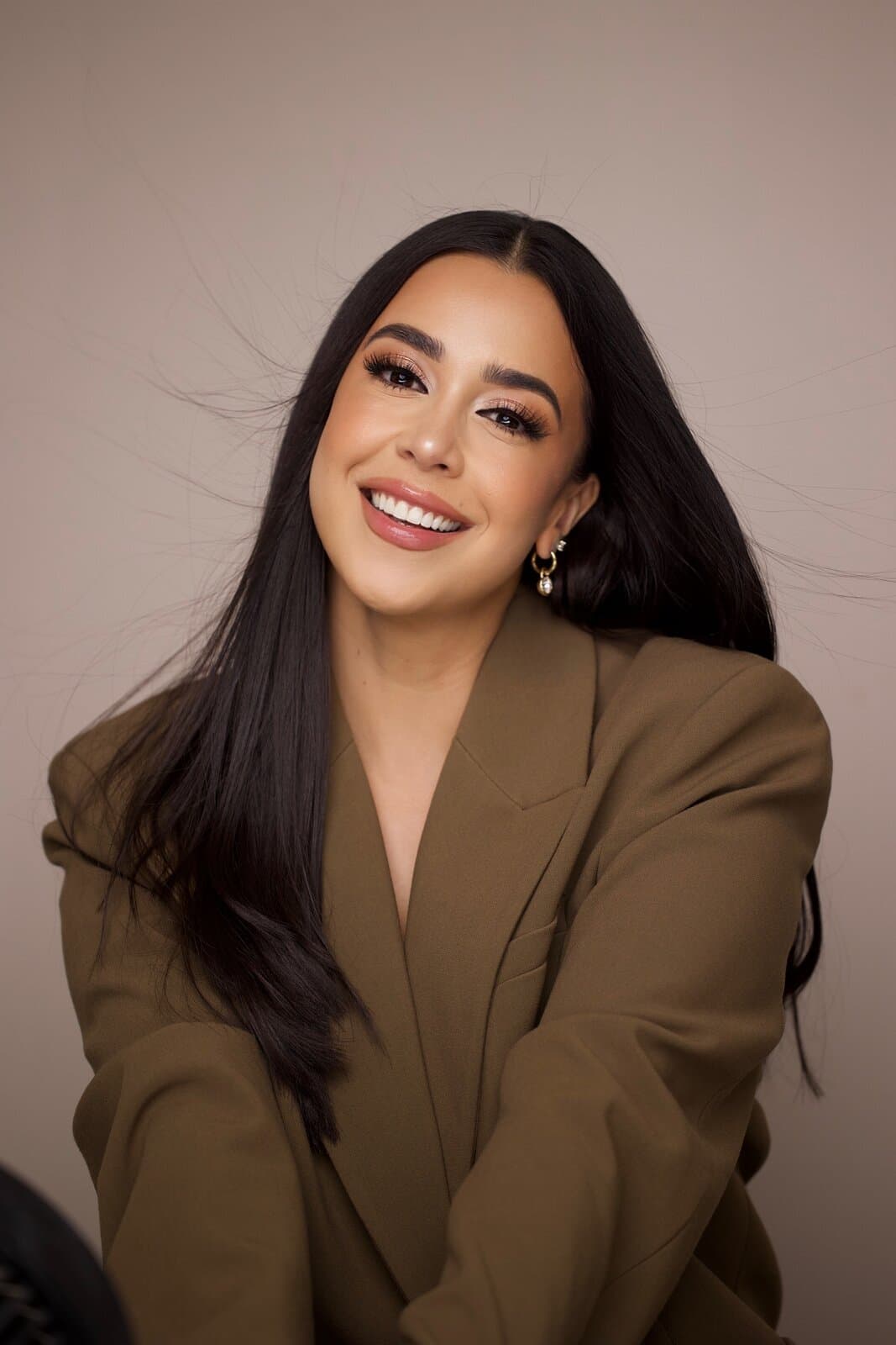 Karla Quesada, fundadora y directora de De Cero A Propio, sonriendo en un retrato de estudio.
